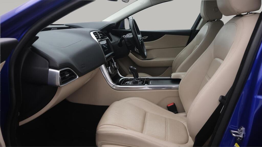 
								2019 Jaguar XE D180 SE full									