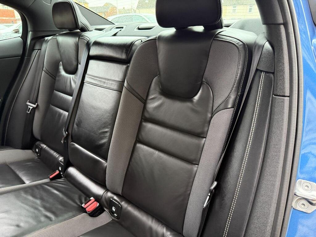 
								2020 Volvo S60 T5 R-Design full									