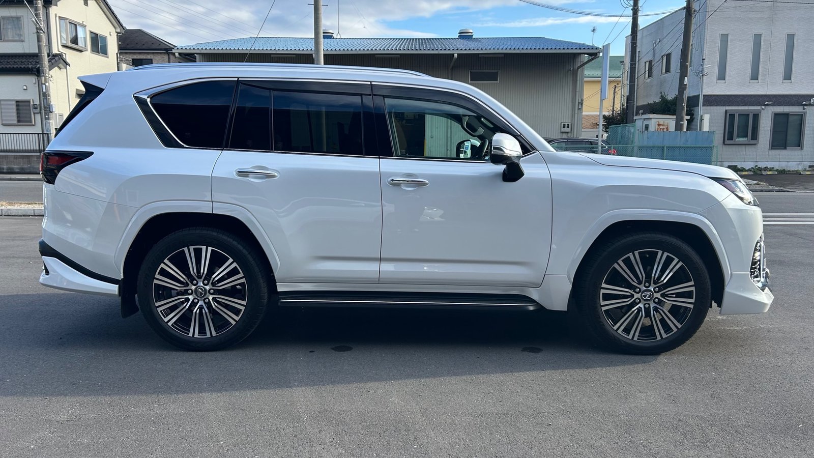 
								2022 Lexus LX600 full									