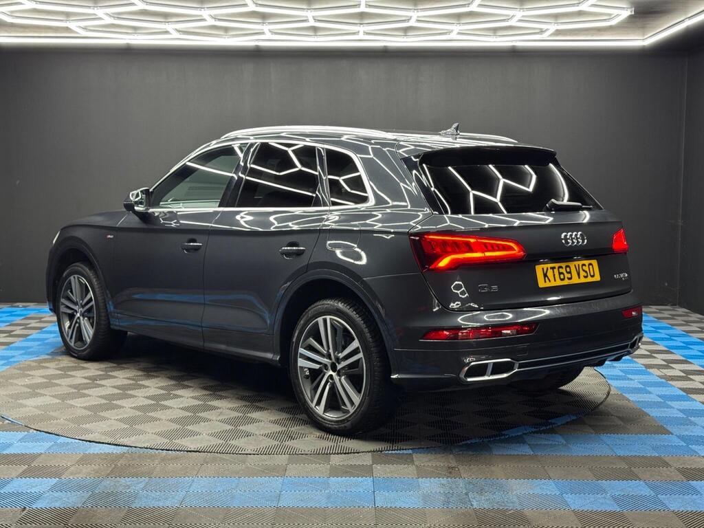 
								2020 Audi Q5 55 TFSIe Competition full									