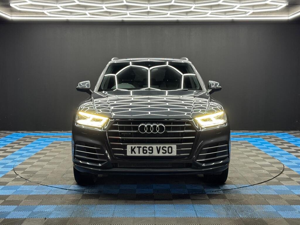 
								2020 Audi Q5 55 TFSIe Competition full									