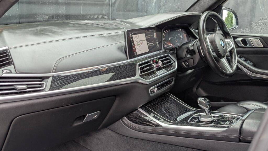 
								2021 BMW X7 40d xDrive M Sport full									