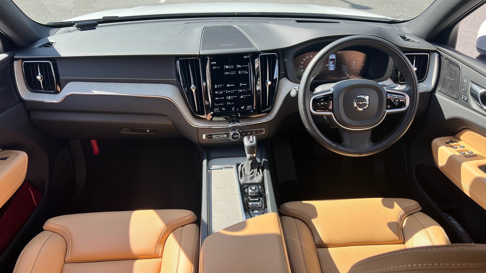 
								2020 Volvo XC60 D4 AWD Inscription full									