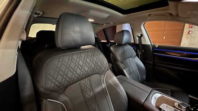 
								2021 BMW 7 Series 745e Luxury full									