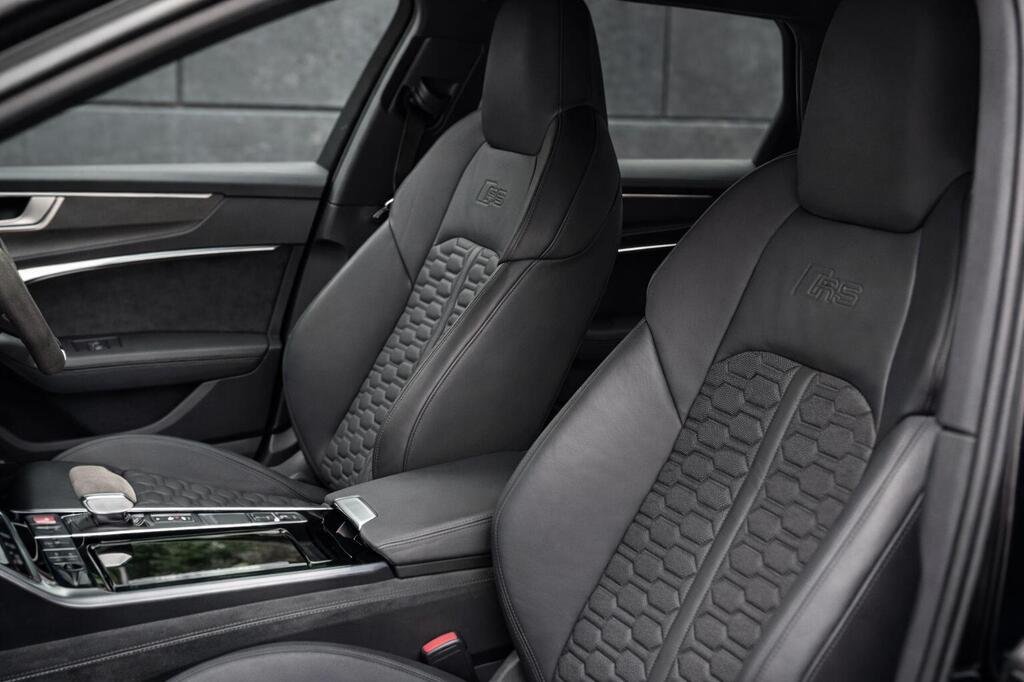 
								2021 Audi RS6 Avant Carbon Black Edition full									