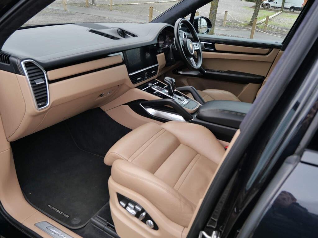 
								2019 Porsche Cayenne Turbo S E-Hybrid full									