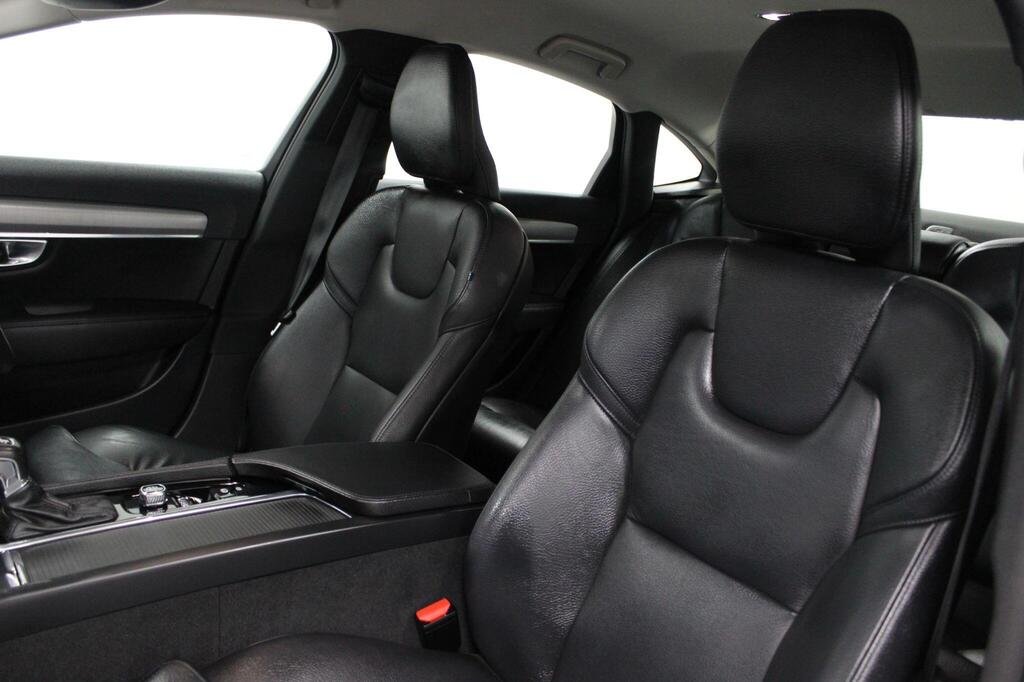 
								2020 Volvo S90 T4 Momentum Plus full									