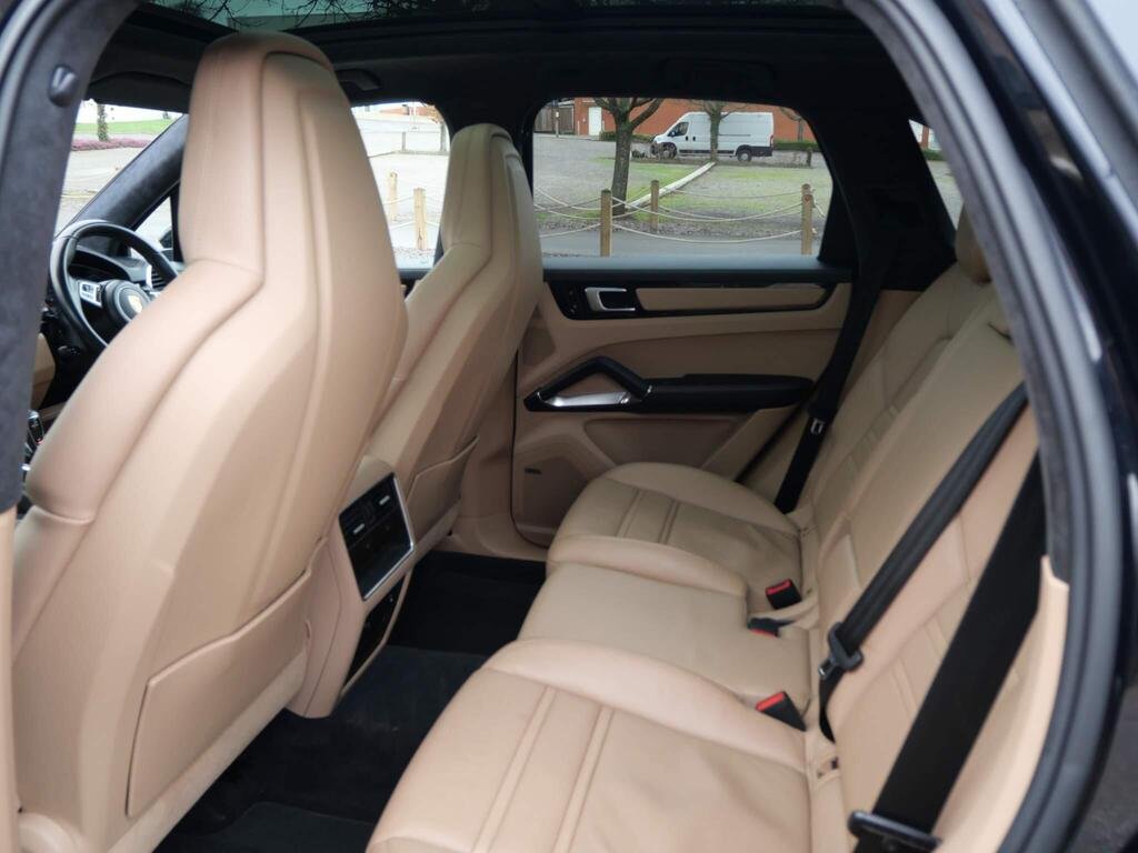 
								2019 Porsche Cayenne Turbo S E-Hybrid full									