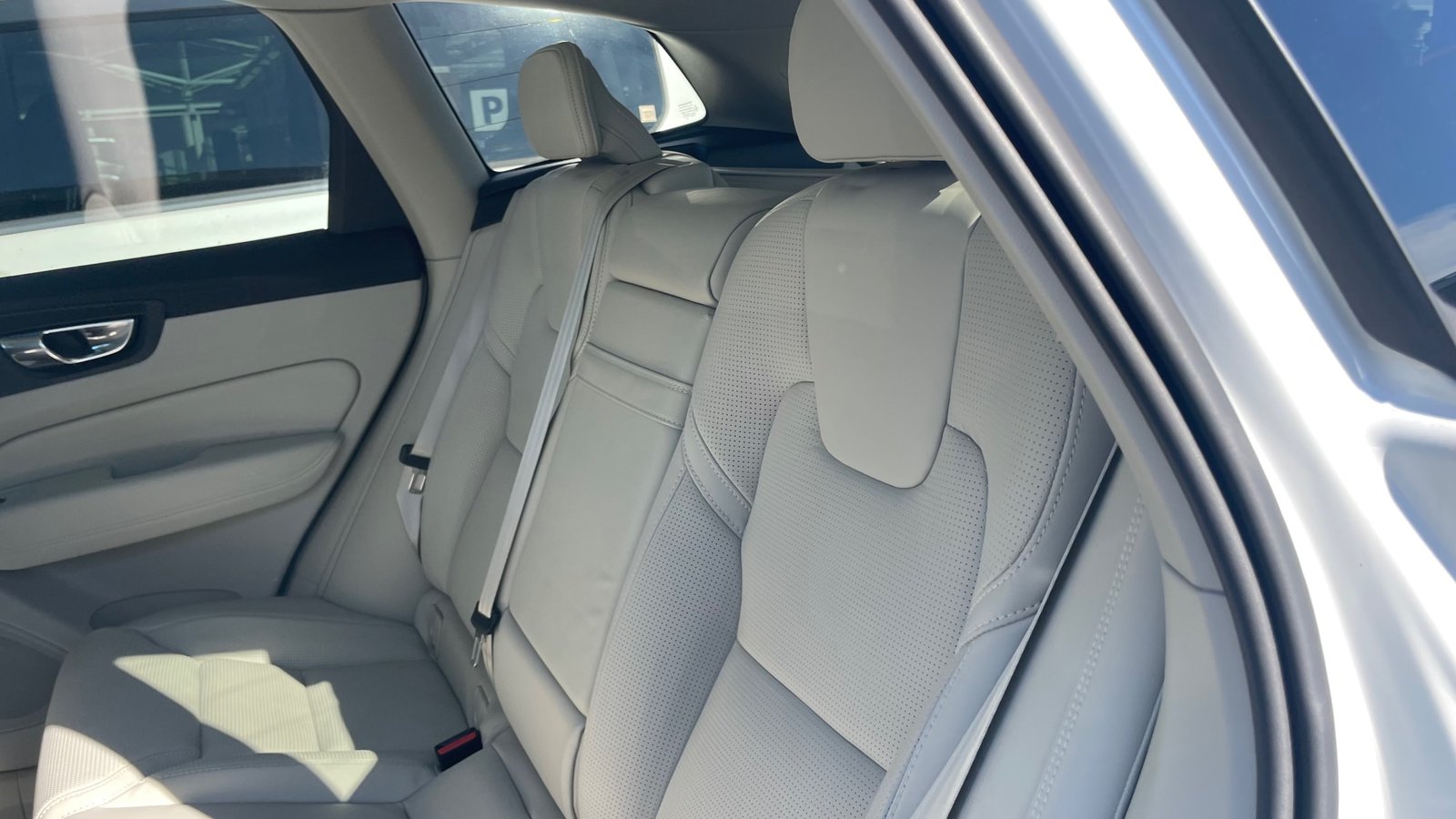 
								2020 Volvo XC60 D4 AWD Inscription full									