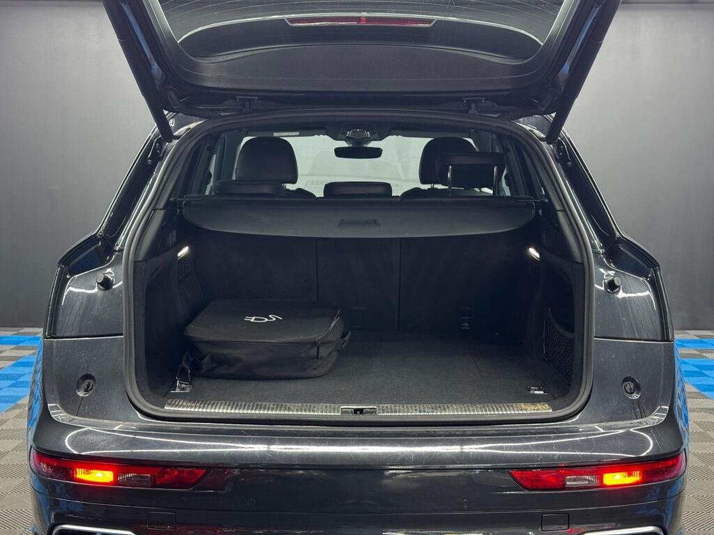 
								2020 Audi Q5 55 TFSIe Competition full									