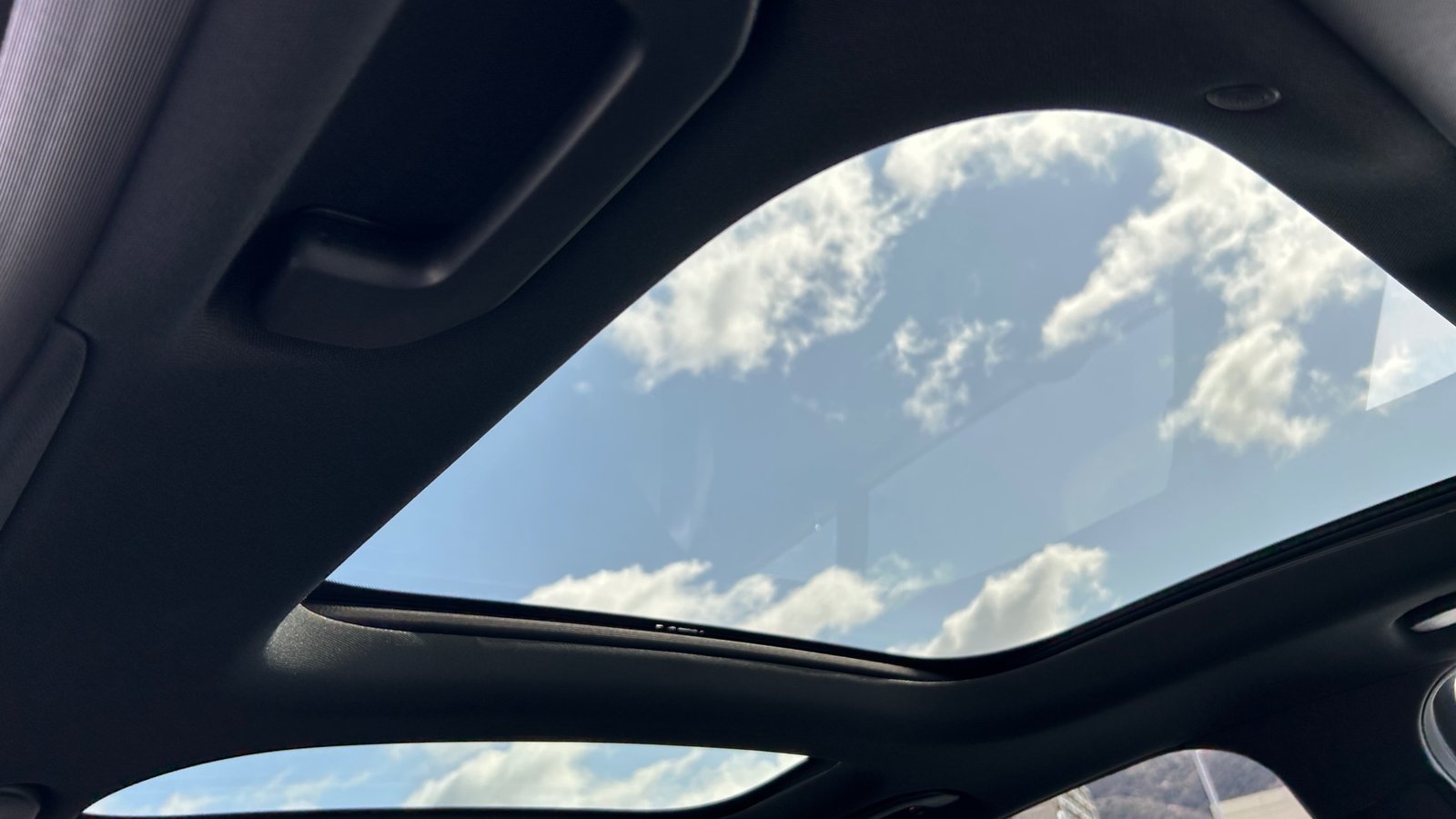 
								2019 Mercedes-Benz E220d Avant-garde AMG Line full									