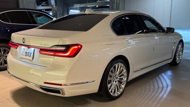 
								2021 BMW 7 Series 745e Luxury full									