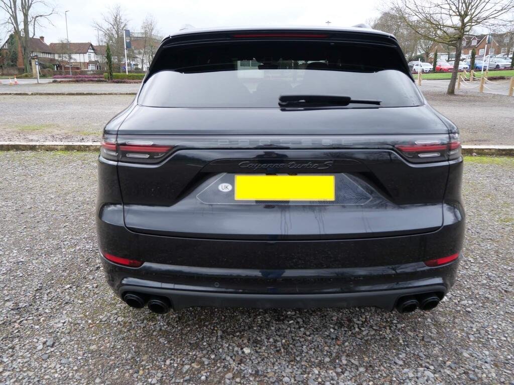 
								2019 Porsche Cayenne Turbo S E-Hybrid full									