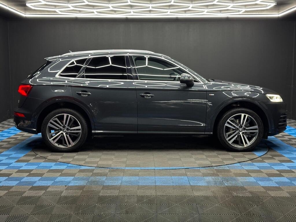 
								2020 Audi Q5 55 TFSIe Competition full									