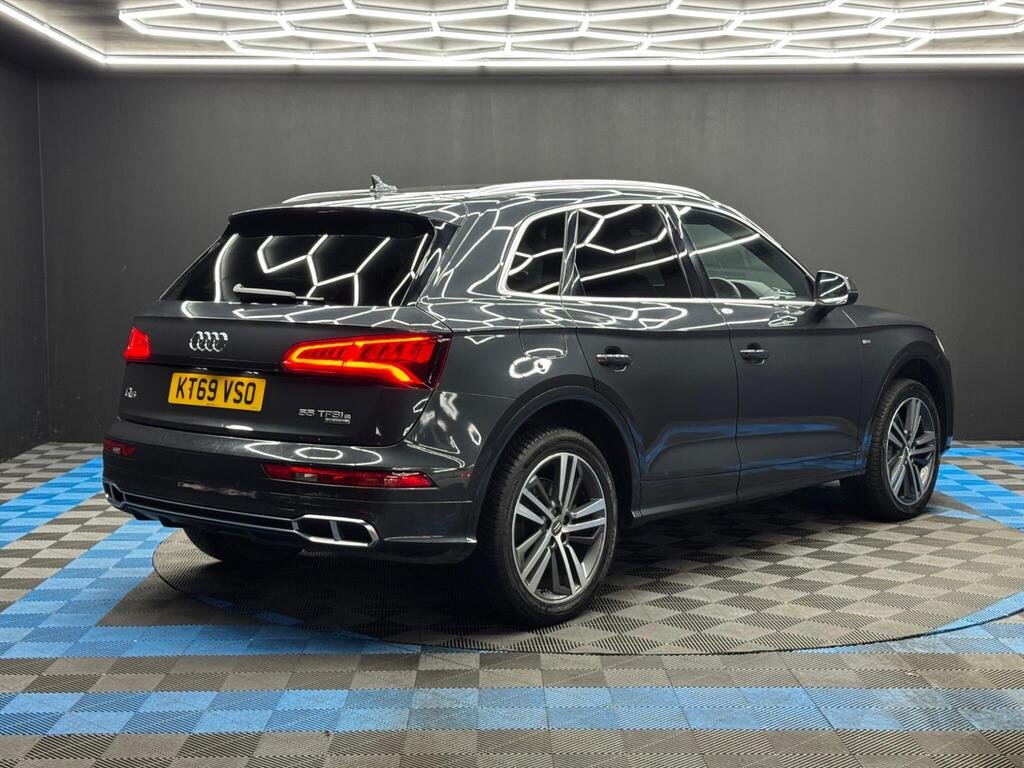 
								2020 Audi Q5 55 TFSIe Competition full									