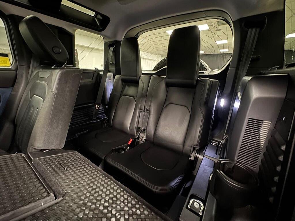 
								2020 Land Rover Defender 110 Si4 SE full									