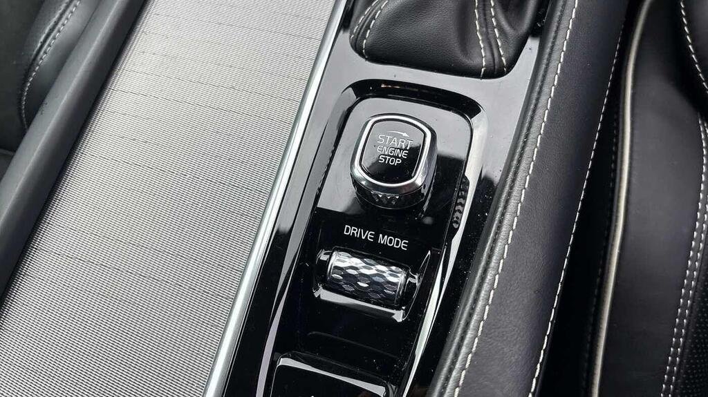 
								2020 Volvo S90 D4 R-Design full									