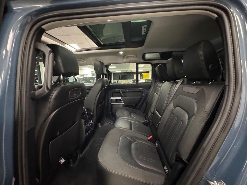 
								2020 Land Rover Defender 110 Si4 SE full									