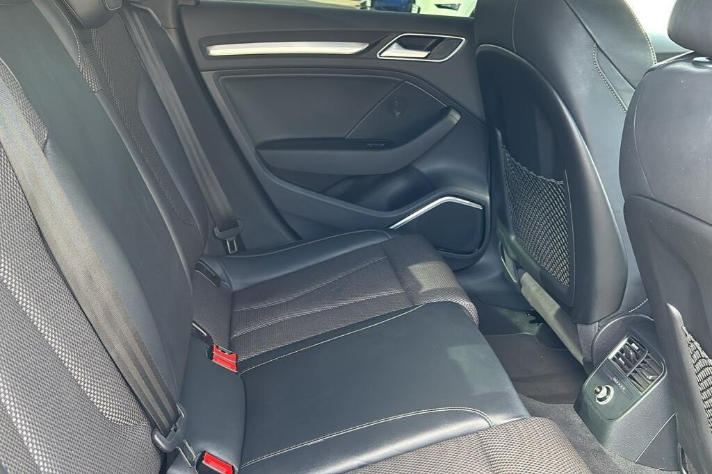
								2019 Audi A3 35 TFSI Black Edition full									