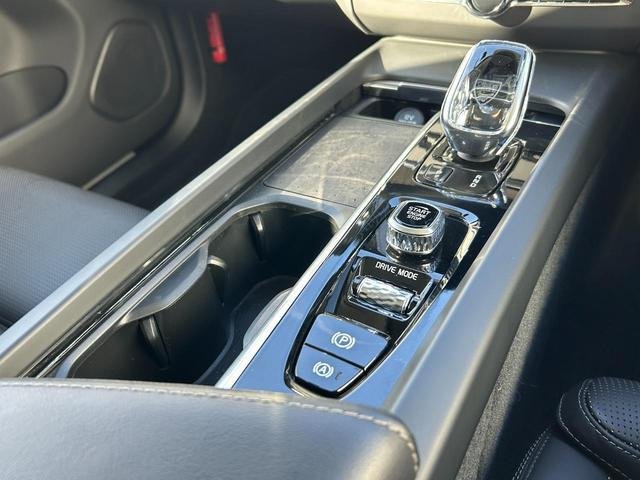 
								2021 Volvo XC60 B5 AWD Inscription full									