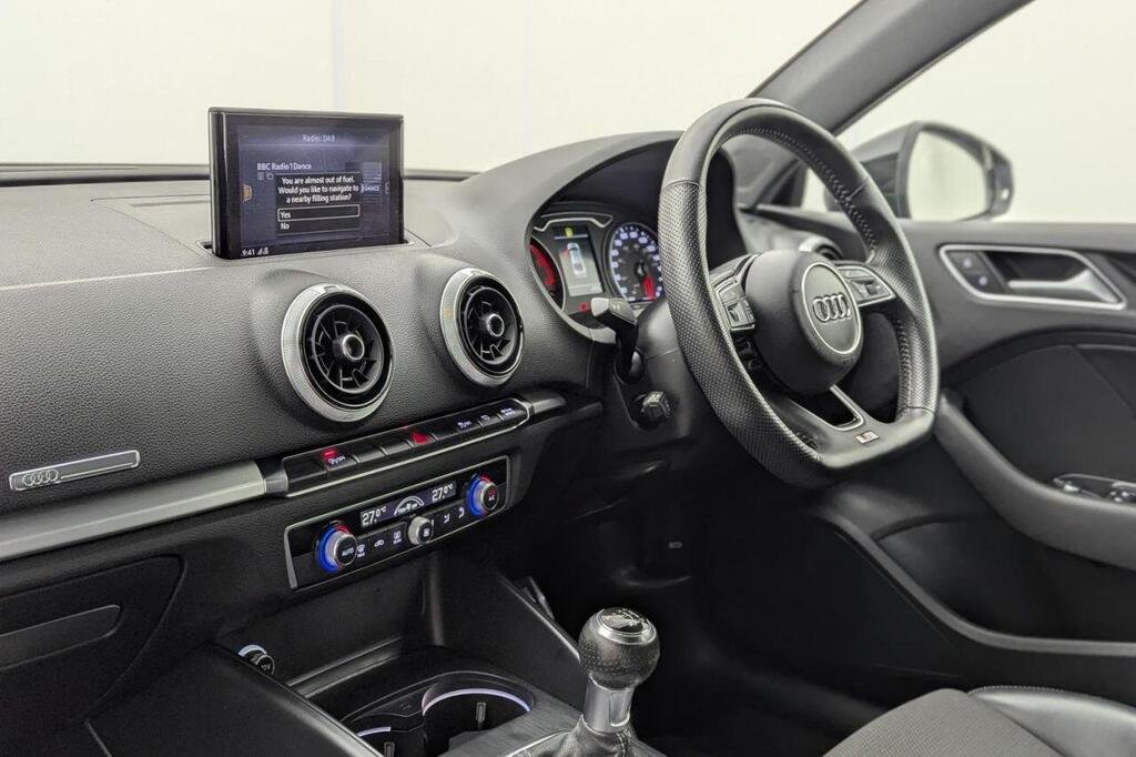 
								2020 Audi A3 Sedan 35 TFSI Black Edition full									