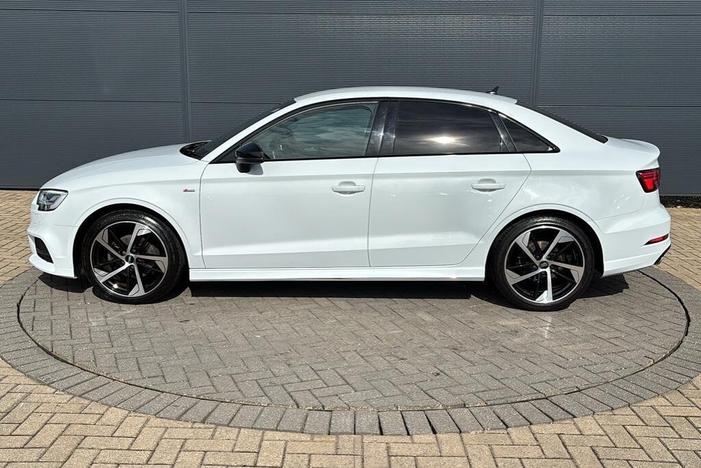 
								2019 Audi A3 35 TFSI Black Edition full									