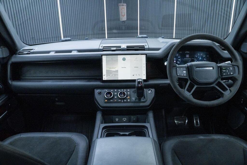 
								2021 Land Rover Defender 110 P525 full									