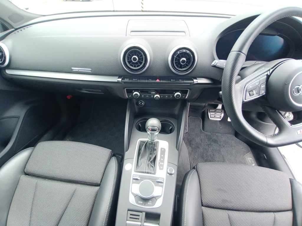 
								2019 Audi A3 Sportback 30 TFSI S Line full									