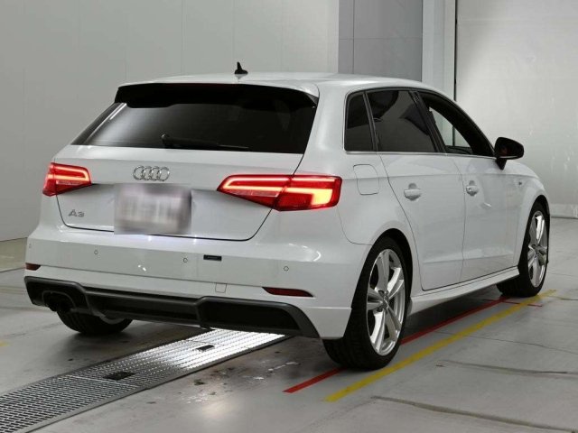 
								2019 Audi A3 Sportback 30 TFSI S Line full									