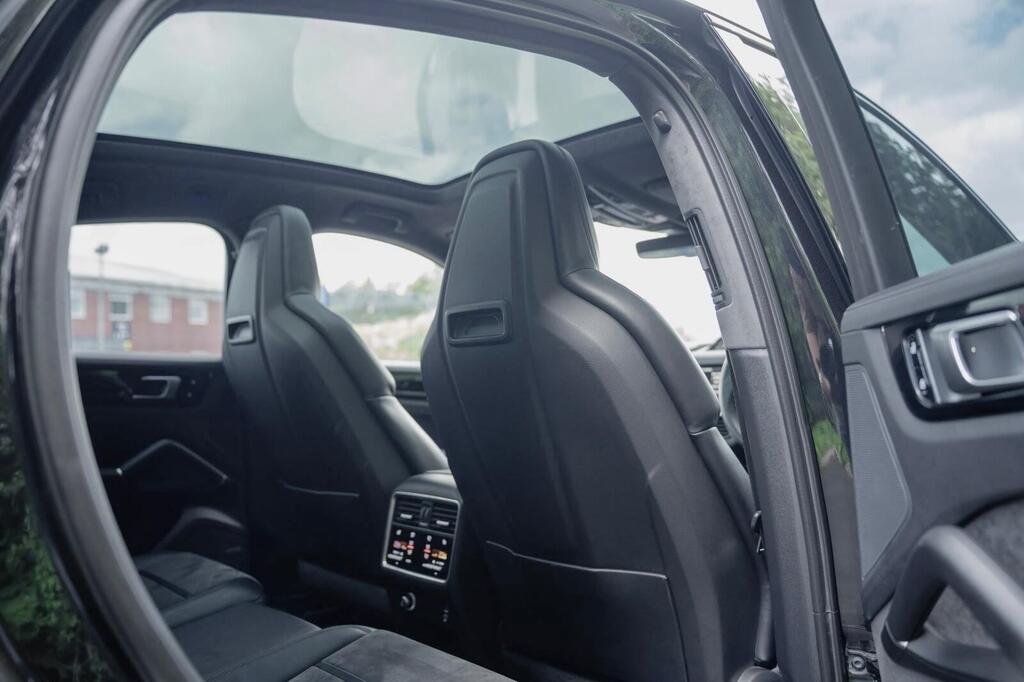 
								2020 Porche Cayenne GTS Coupe Sport Chrono Package full									