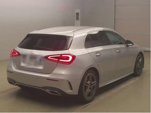 
								2021 Mercedes Benz A180 AMG Line full									