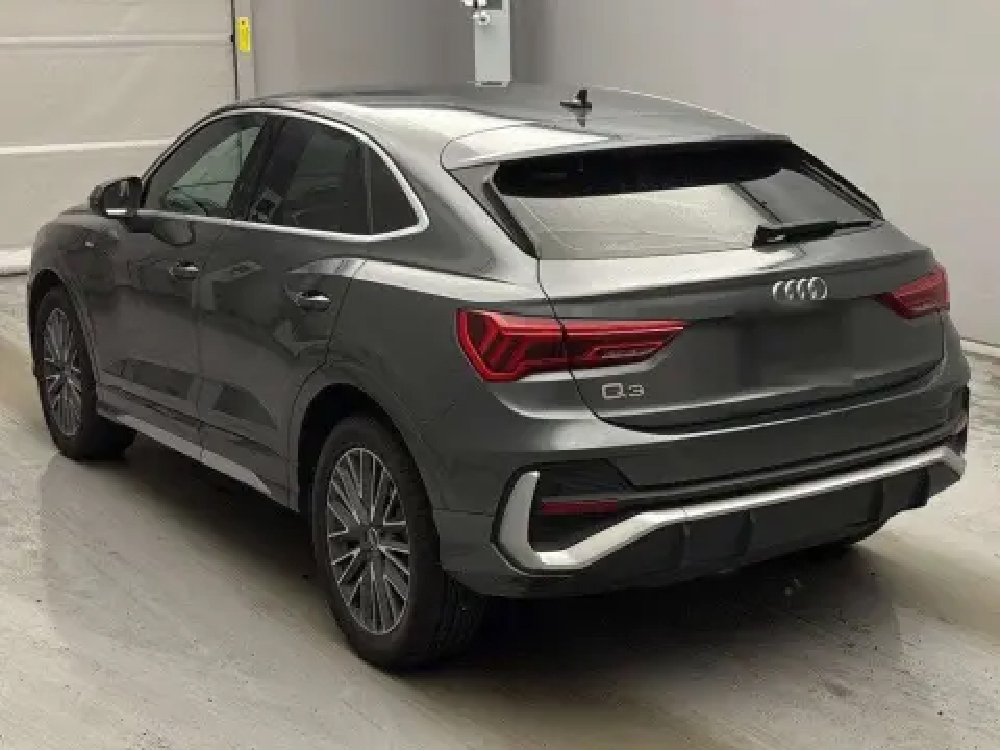 
								2021 Audi Q3 35 TFSI Sportback full									