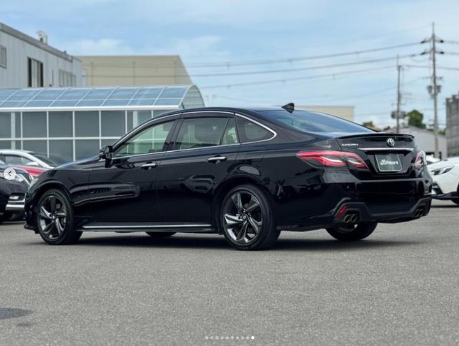 
								Toyota Crown RS Limited full									