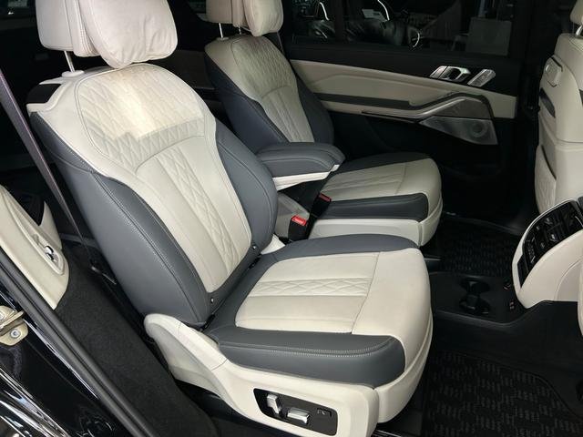 
								2023 BMW X7 40d xDrive M Sport full									
