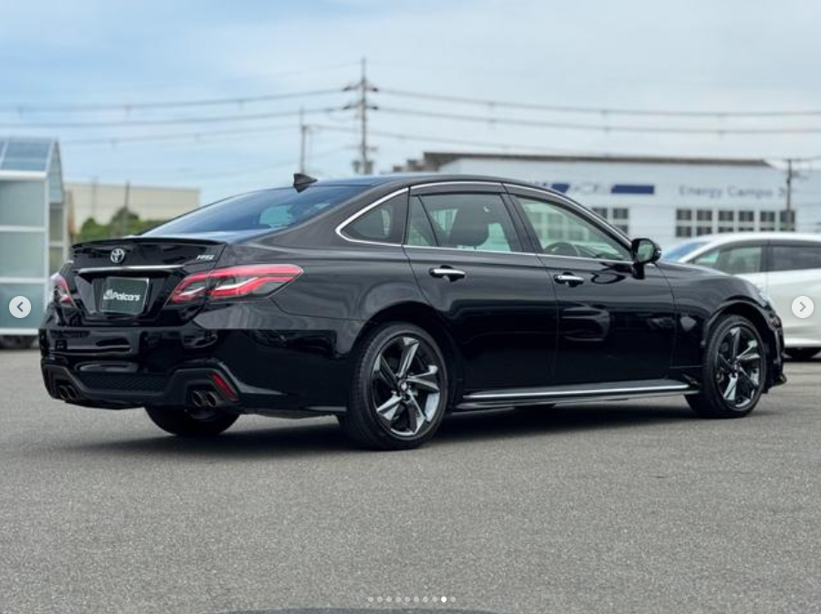 
								Toyota Crown RS Limited full									