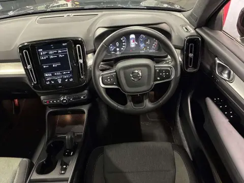 2020 VOLVO XC40 B4 MOMENTUM