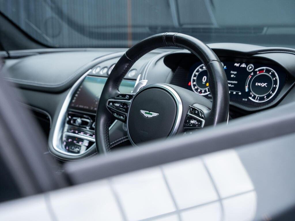 
								2021 Aston Martin DBX full									