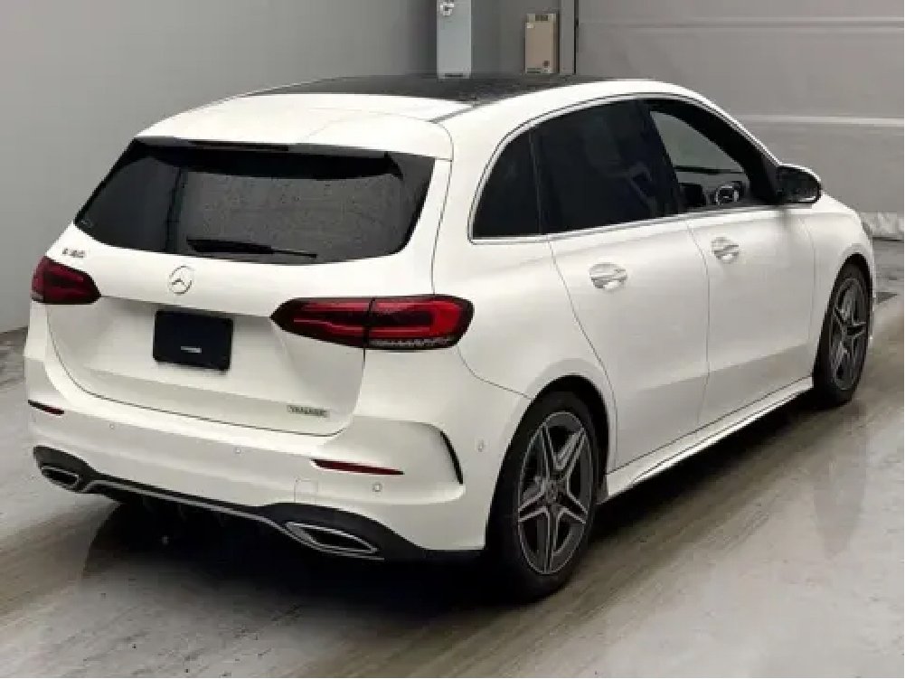 
								2019 MERCEDES BENZ B180 AMG LINE full									